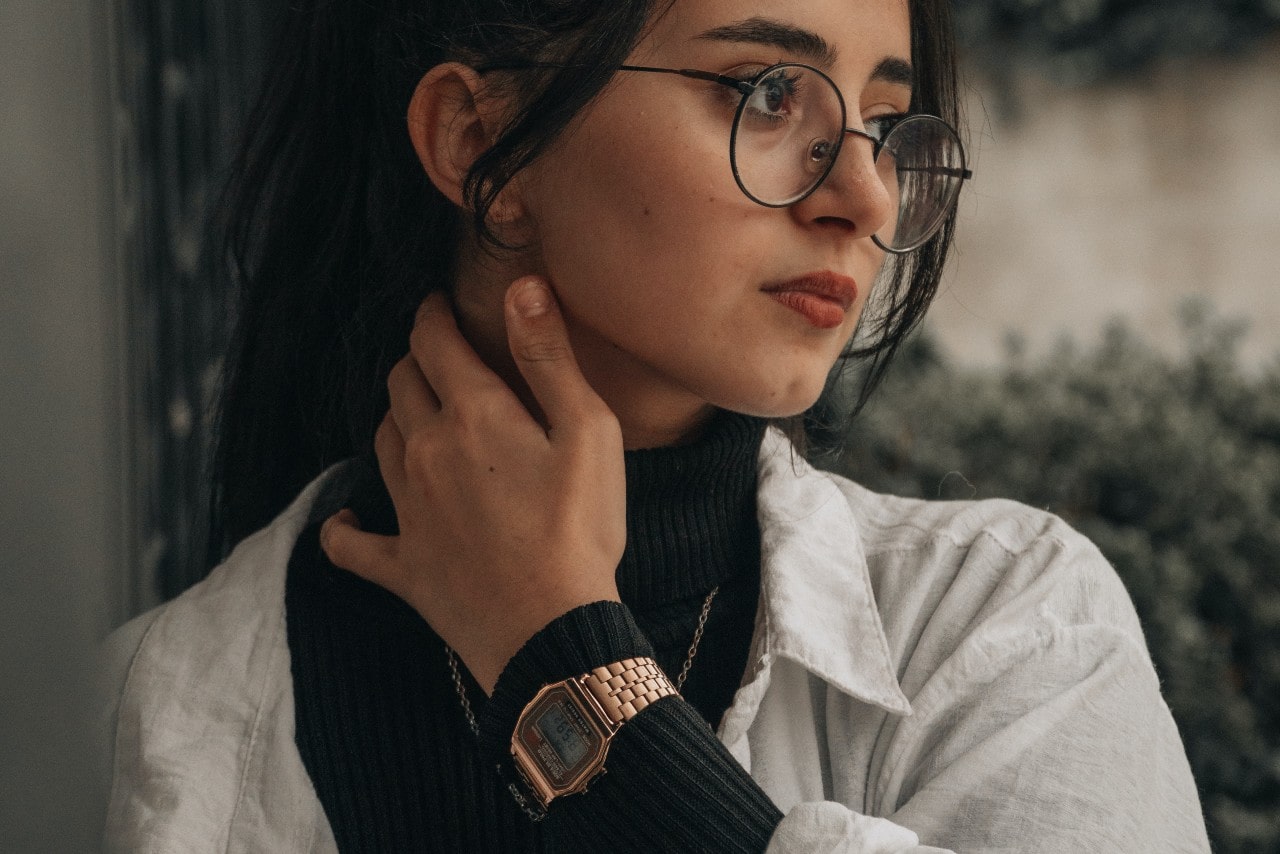 Fashionable woman wearing a wristwatch