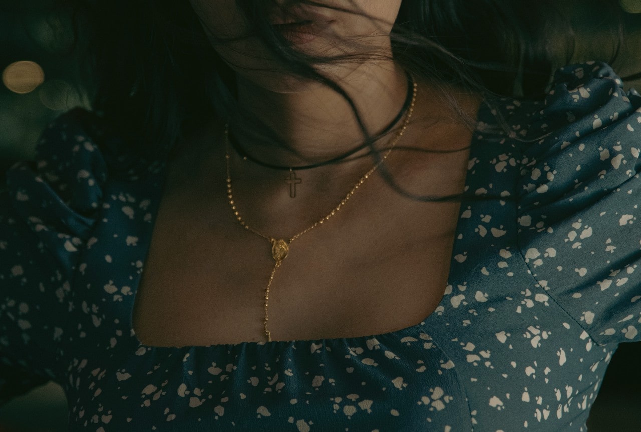 lady’s neckline wearing delicate necklaces lady’s neckline wearing delicate necklaces