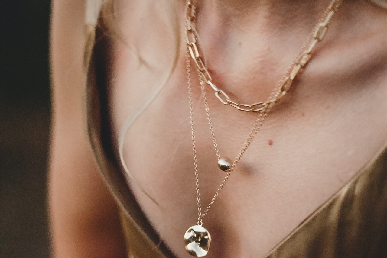 lady’s neckline wearing gold chain necklaces lady’s neckline wearing gold chain necklaces